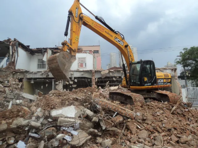 Demolição em Santa Bárbara d’Oeste